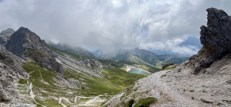 Monte Lastroni, Passo del Mulo e Laghi d’Olbe da Sappada: Anello per Escursionisti Esperti (EE) Vista dal Passo del Mulo Sappada