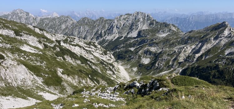 Escursione ad anello a Cima Lastè e Rifugio Semenza da Malga Pian Grant Vista della Val Salatis e Val Sperlonga dalla Cima Lastè