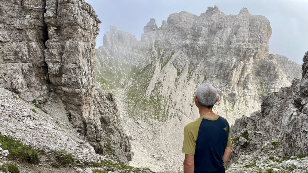Escursionista alla Forcella del Leone Dolomiti Friulane