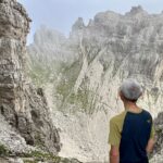 Escursionista alla Forcella del Leone Dolomiti Friulane