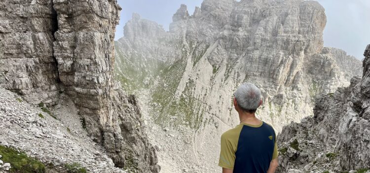 Anello Rifugio Pordenone Forcella del Leone e Bivacco Granzotto Escursionista alla Forcella del Leone Dolomiti Friulane